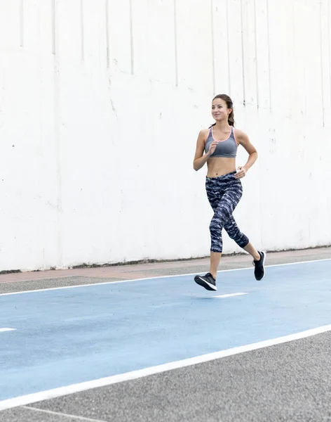 Mujer Corriendo Pista —  Fotos de Stock