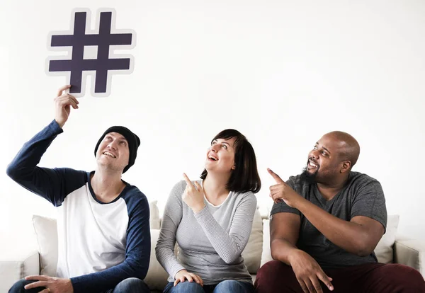 Grupp Olika Vänner Som Sitter Soffan Håller Hashtag Ikon — Stockfoto