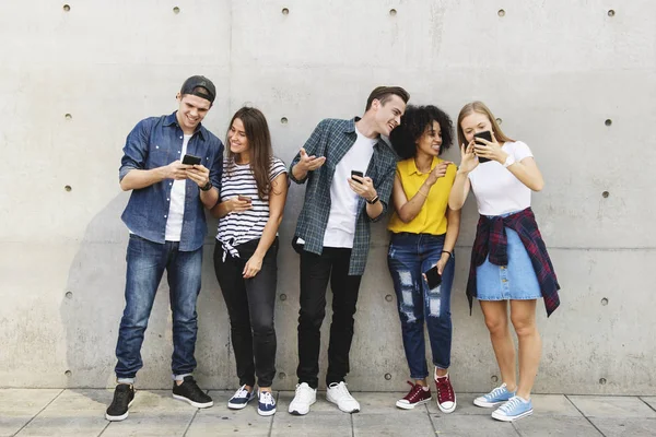 Skupina Mladých Dospělých Venku Společně Pomocí Smartphonů Chlazení — Stock fotografie