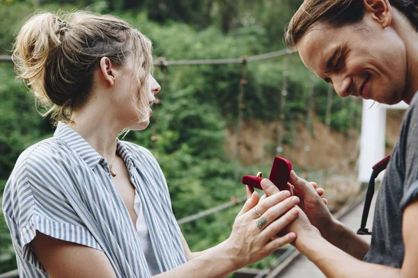 Homem Propondo Sua Namorada Feliz Livre Amor Conceito Casamento — Fotografia de Stock