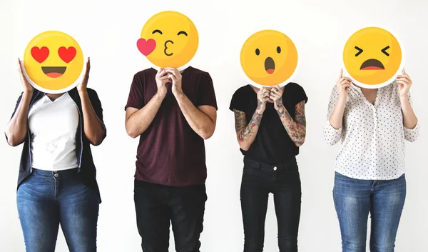 Diverse Persone Che Tengono Emoticon — Foto Stock