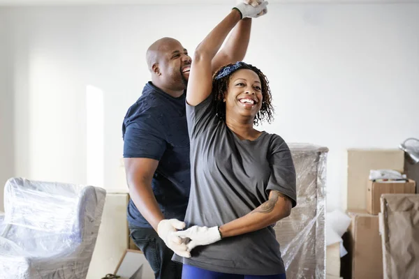 Pareja Mudándose Casa Nueva Bailando —  Fotos de Stock