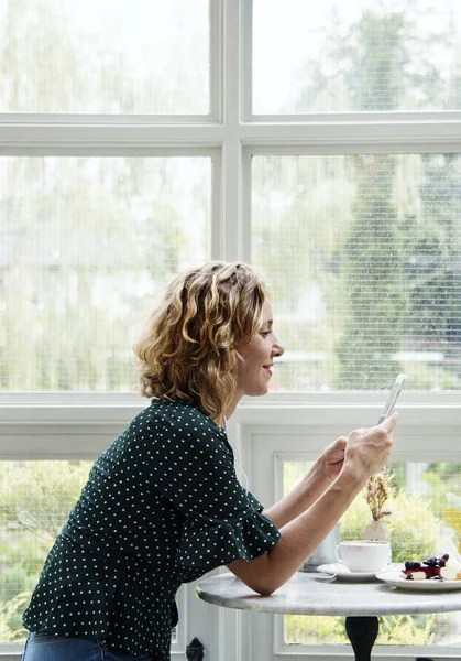 Donna Caucasica Con Uno Smartphone — Foto Stock