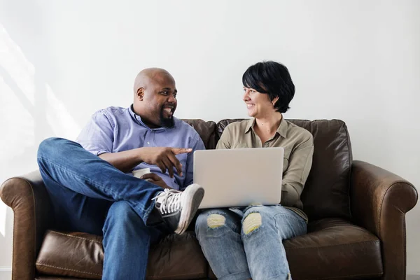 Casal Trabalhando Laptop Sentado Sofá — Fotografia de Stock