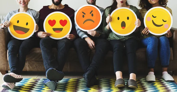 Grupo Personas Diversas Con Iconos Emoticonos — Foto de Stock