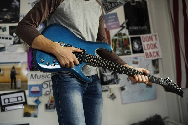 Adolescente Tocando Una Guitarra Eléctrica Dormitorio Hobby Concepto Música — Foto de Stock