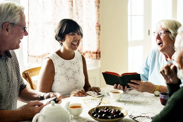 Gruppe Älterer Freunde Hängt Zusammen — Stockfoto