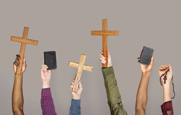 Diversidade Mãos Segurando Símbolos Chirstian — Fotografia de Stock