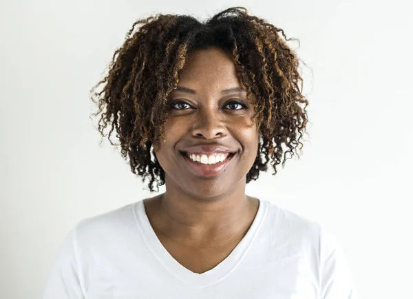 Porträt Einer Schwarzen Frau Isoliert Auf Weißem Hintergrund lizenzfreie Stockbilder