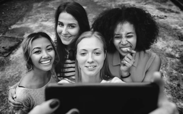 Jovem Adultos Amigos Sexo Feminino Tomar Grupo Selfie — Fotografia de Stock