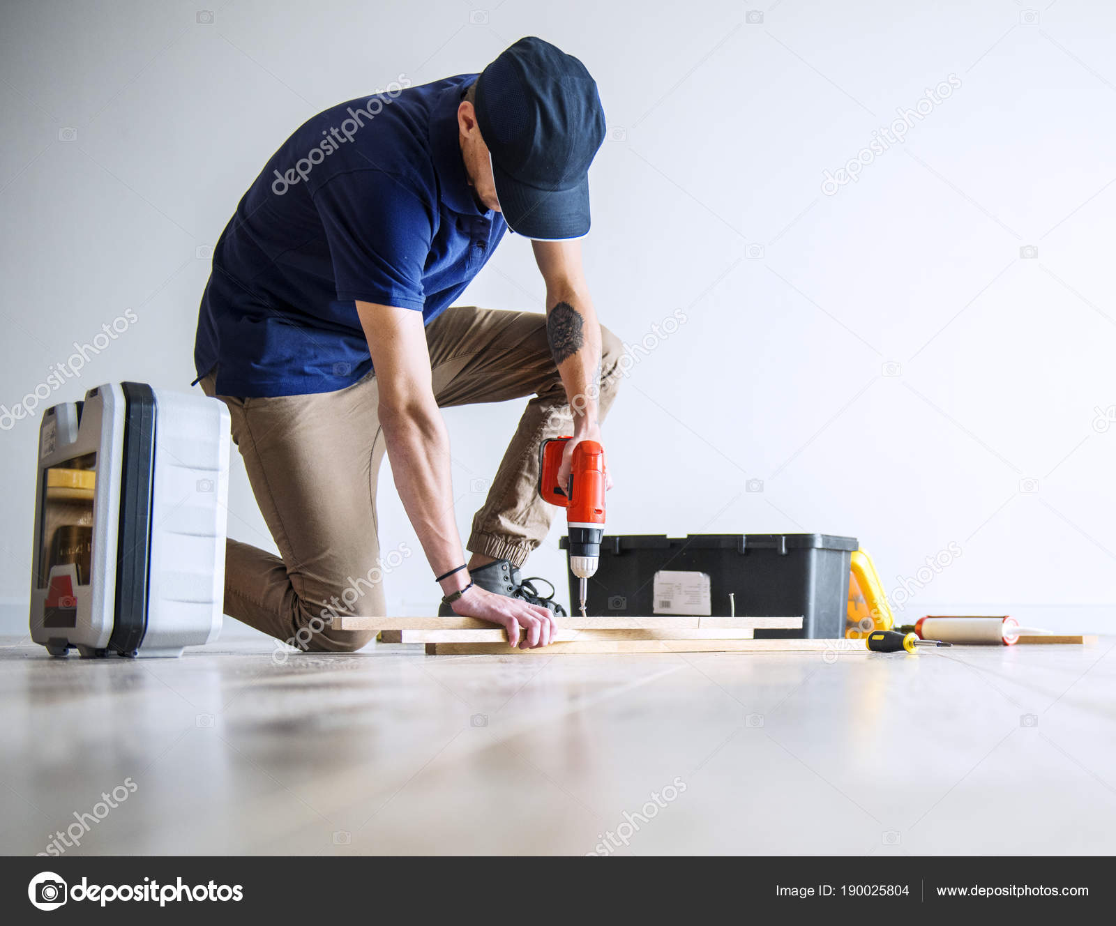 Сборщик мебели магазине. Строительные работы. Сборка мебели. Процесс ремонта. Ремонтируют квартиру