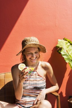 genç kadın güneşte rahatlatıcı