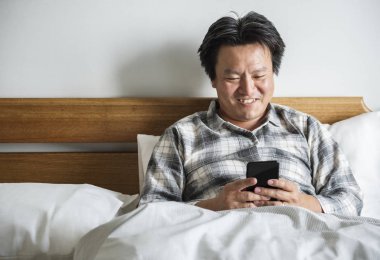 Bir akıllı telefon kullanan bir adam