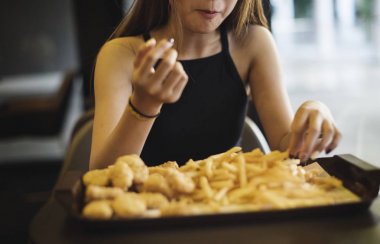 Patates kızartması obezite kavramı yeme genç kız yakın çekim
