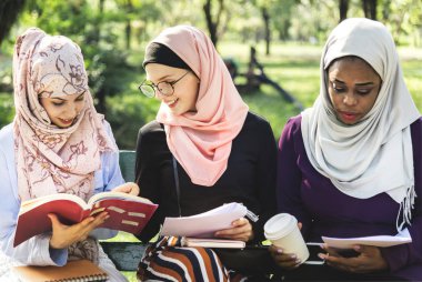 hijab giyen ve kitaplarla eğitim islam kadın 
