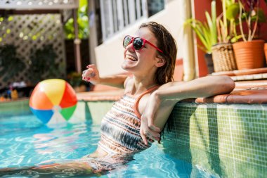 Kız bir yüzme havuzunda aşağı soğutma