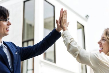 Çak bir beşlik birlikte veren iş adamları