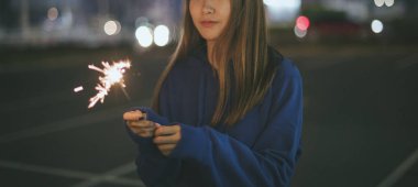 Kadın mutluluk ve havai fişek oynarken