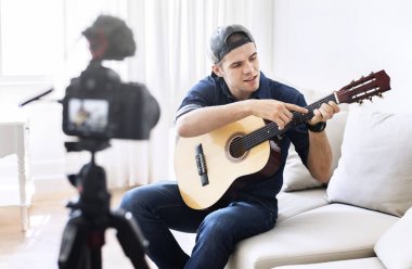 Yayın evde erkek blogger müzik kayıt ilgili 