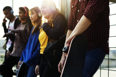 Grup okul arkadaşlar açık havada yaşam tarzı ve müzik eğlence kavramı