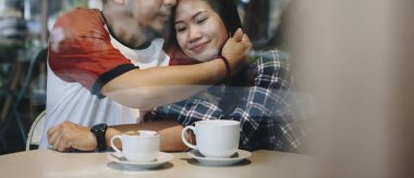 Kahve güzel Asyalı Çift