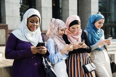 İslami kız akıllı telefonlar kullanarak grubu 