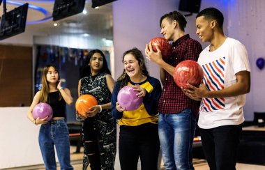 Arkadaşlar birlikte okuldan sonra Bovling