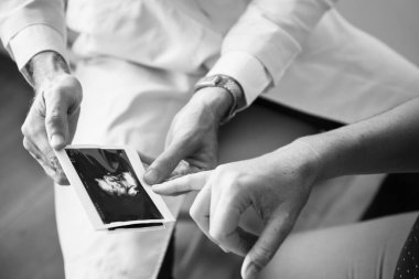 Hamile kadın doktor tarafından fetal izleme sahip
