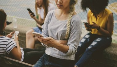 Arkadaşlar akıllı telefonlar kullanarak Park