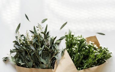 Düz beyaz arka plan üzerinde izole çiçek buketi, lay