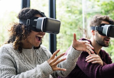 Genç çift VR birlikte kullanma