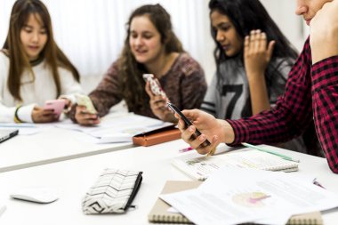 Lise öğrencisi bir sınıfta bir smartphone kullanarak