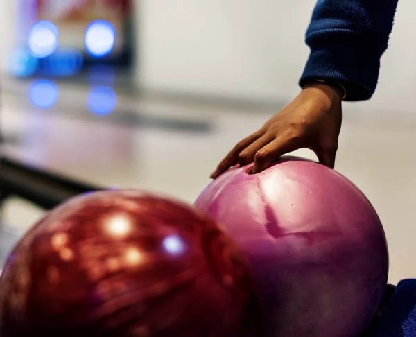 Kız Bir Bowling Topu Hobi Eğlence Kavramı Seçmek — Stok fotoğraf