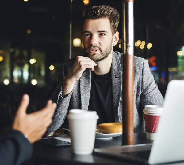 Geschäftspartner Arbeiten Einem Café Zusammen — Stockfoto