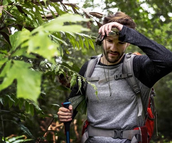 Homme Trekking Dans Forêt — Photo