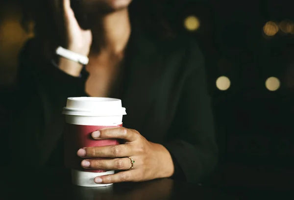 Kvinna Som Håller Kopp Kaffe — Stockfoto