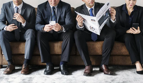 Les Gens Affaires Occupés Avec Les Téléphones Mobiles Lecture Journaux — Photo