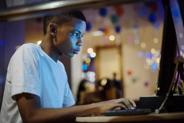 Africano Americano Menino Usando Computador Noite — Fotografia de Stock