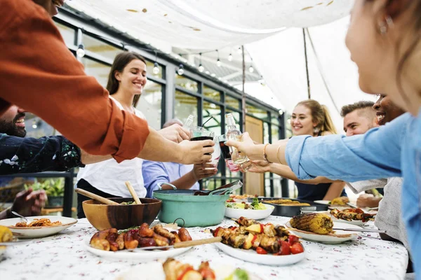 Gruppo Amici Diversi Che Godono Festa Estiva Insieme — Foto Stock