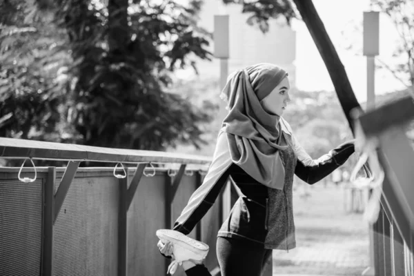 Исламская Женщина Растягивается После Тренировки Парке — стоковое фото