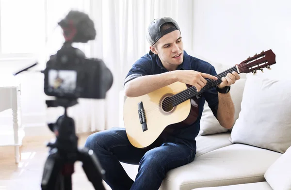 Blogger Masculino Gravando Música Relacionada Transmissão Casa — Fotografia de Stock