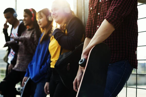 Groep Van School Vrienden Buiten Levensstijl Muziek Ontspanning Concept — Stockfoto