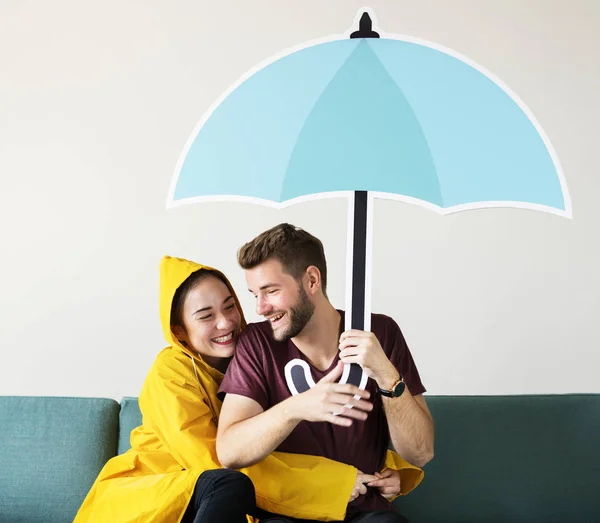 Couple Sous Une Icône Parapluie — Photo