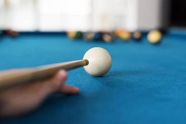 Homem Jogando Bilhar Sozinho — Fotografia de Stock