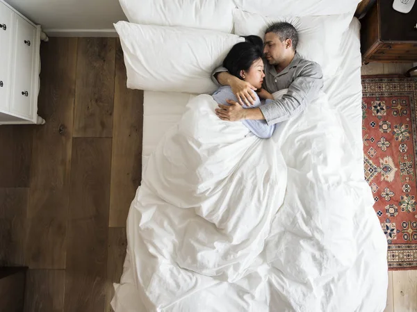 Διαφυλετικα Ζευγάρι Κοιμούνται Μαζί Στο Κρεβάτι — Φωτογραφία Αρχείου