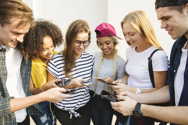 Amigos Adultos Jóvenes Que Usan Teléfonos Inteligentes Juntos Aire Libre —  Fotos de Stock