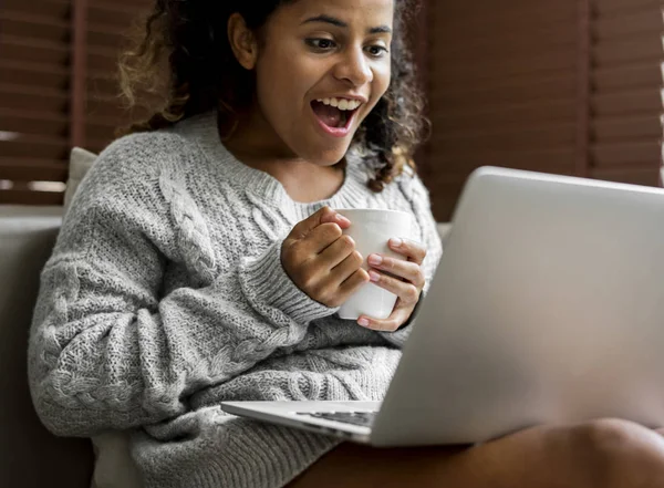 Mujer Trabajando Portátil — Foto de Stock