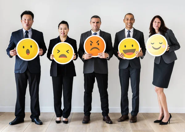 Comprimento Total Pessoas Negócios Segurando Ícones Emoji Emoções Faciais — Fotografia de Stock