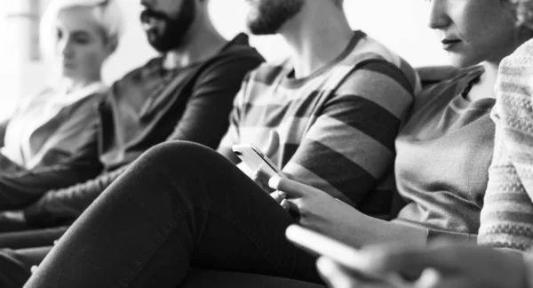 Gruppe Von Menschen Mit Mobiltelefon Auf Der Couch — Stockfoto