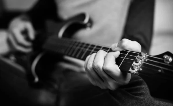Przycięte Zdjęcie Człowieka Grać Gitarze Elektrycznej Zdjęcie Czarno Białe — Zdjęcie stockowe